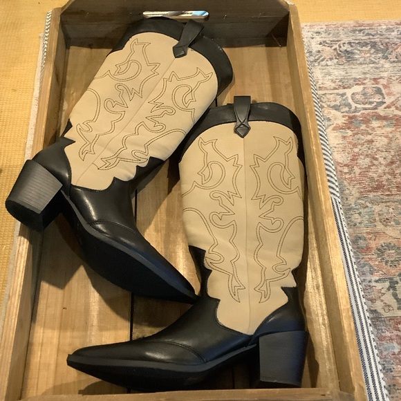 Shoes - Classic Two-Tone Western Heeled Boots - Black & Cream